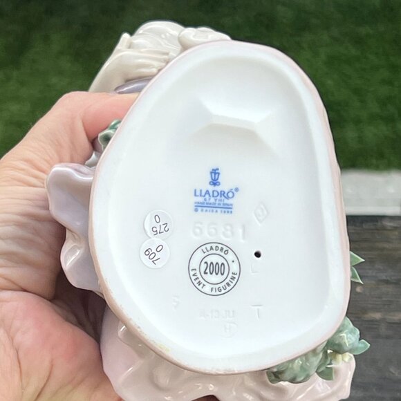 Lladro Figurine Playing Mom Girl With Baby & Flowers #6681 Retired with Box - Picture 13 of 16